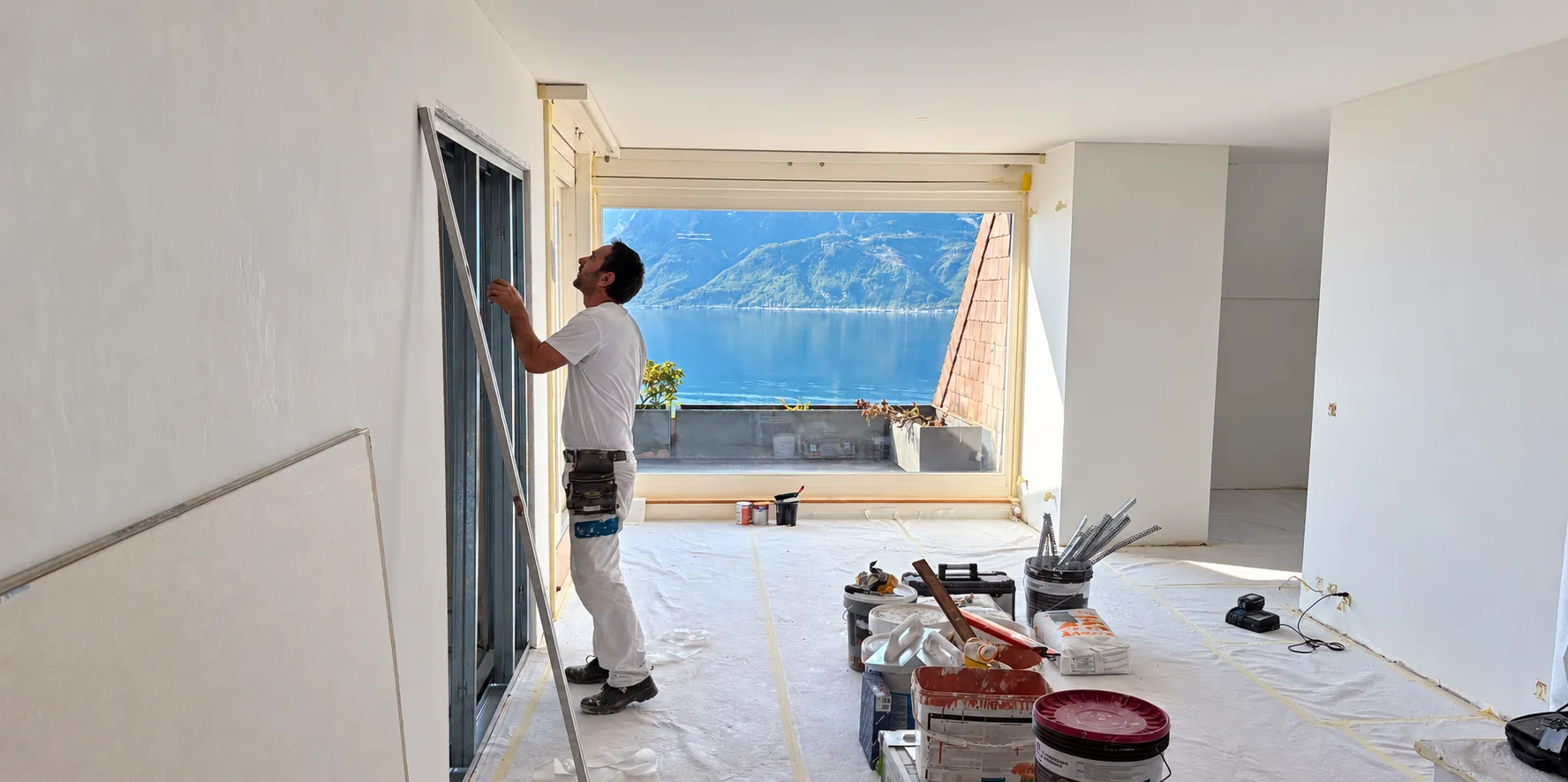 Peintre PROPEINTURE en train de rénover un appartement avec vue sur le lac Léman