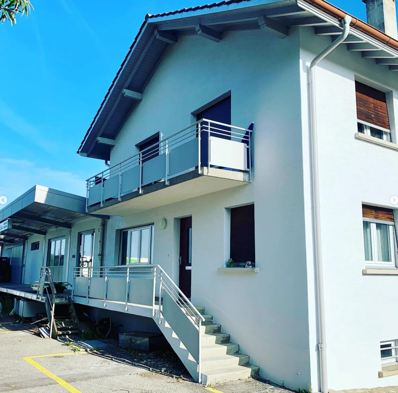 Maison avec façade rénovée et repeinte en blanc, ravalement de façade